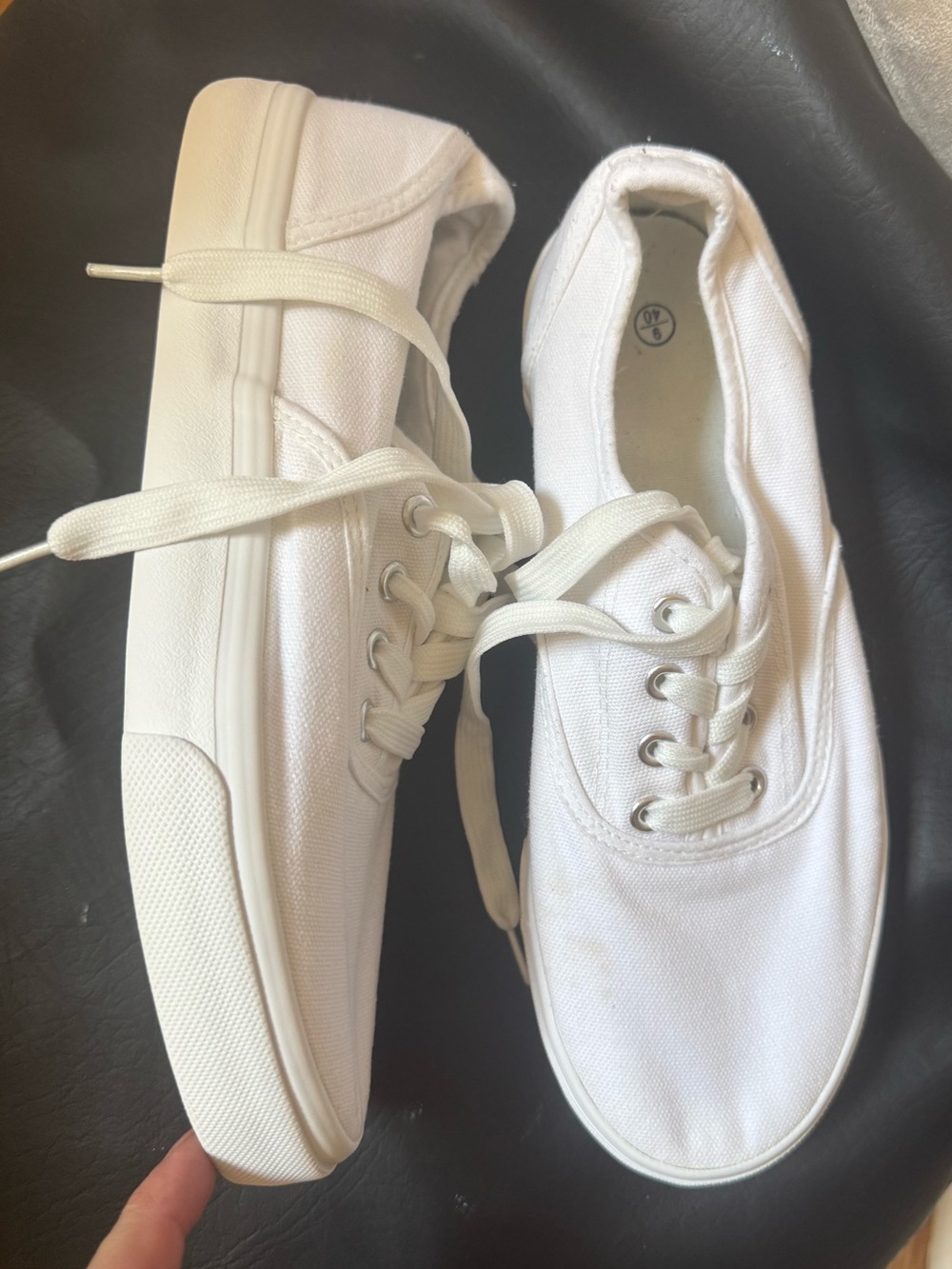Canvas tennis shoes - Picture 3 of 5